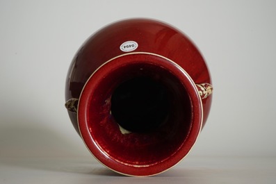 Un vase de forme yuhuchunping en porcelaine de Chine monochrome sang de boeuf, 18/19&egrave;me